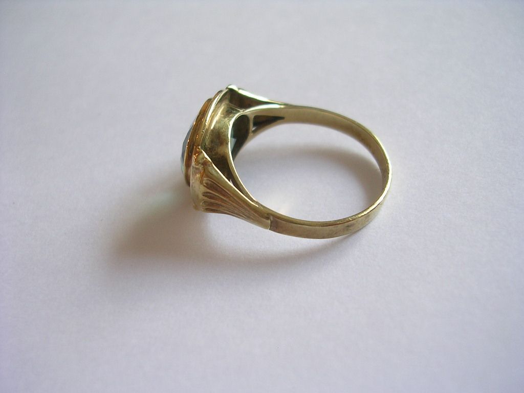 Prachtvoller sehr dekorativer Antiker Ring Gold 333 mit echtem Spinell
