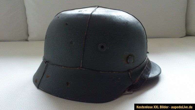 Der verrostete Helm ist nicht Bestandteil dieser Auktion , sondern